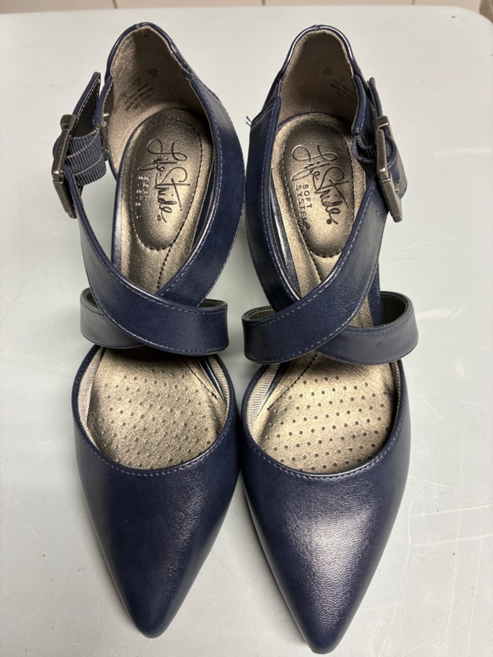 Life Stride Navy Pointy toe Pumps 6W - Picture 5 of 6